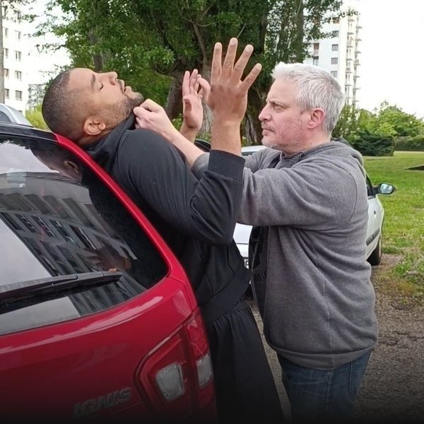 Mise en situation : défense contre une agression à bord d'un véhicule