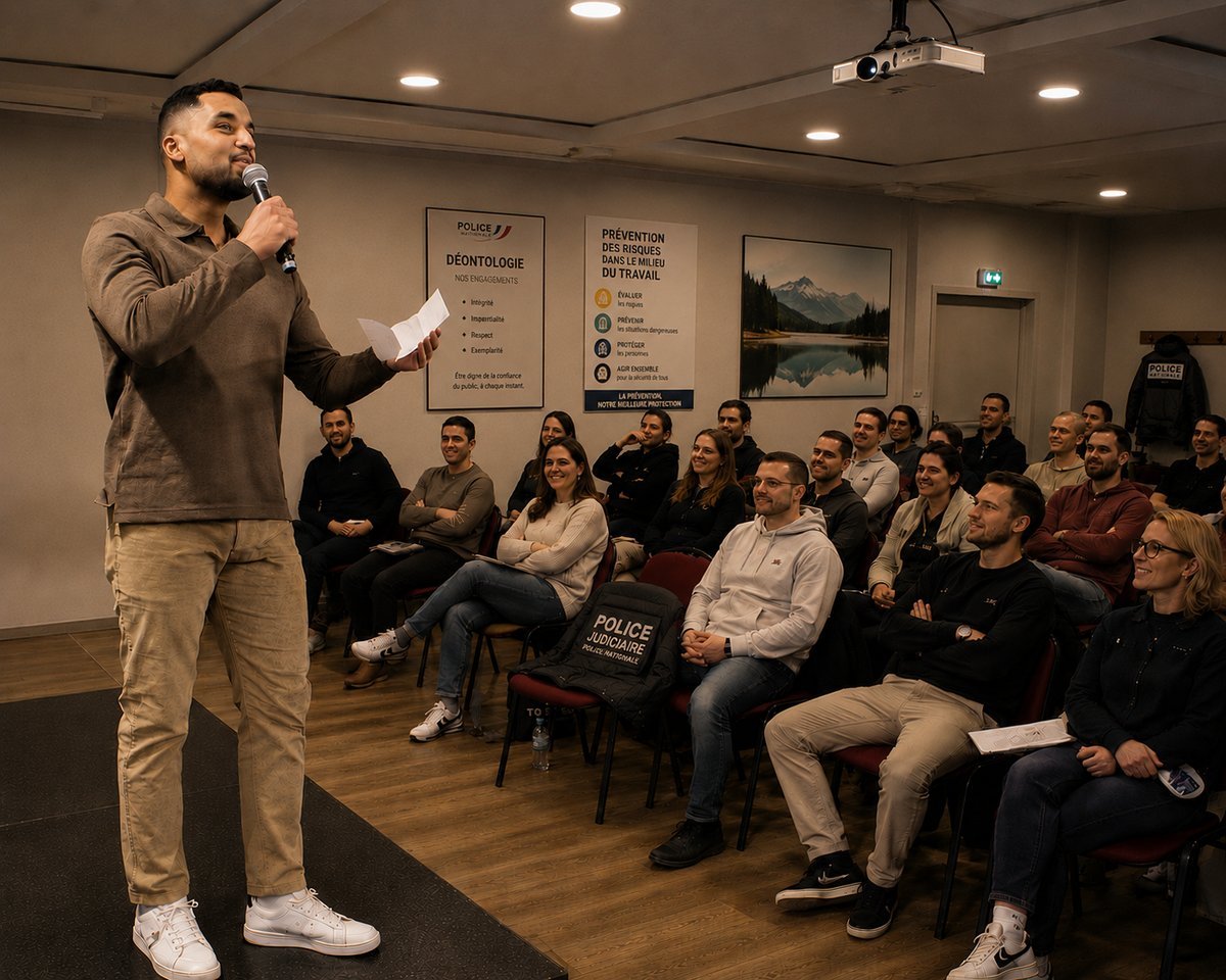 Alex Shao au micro en formation