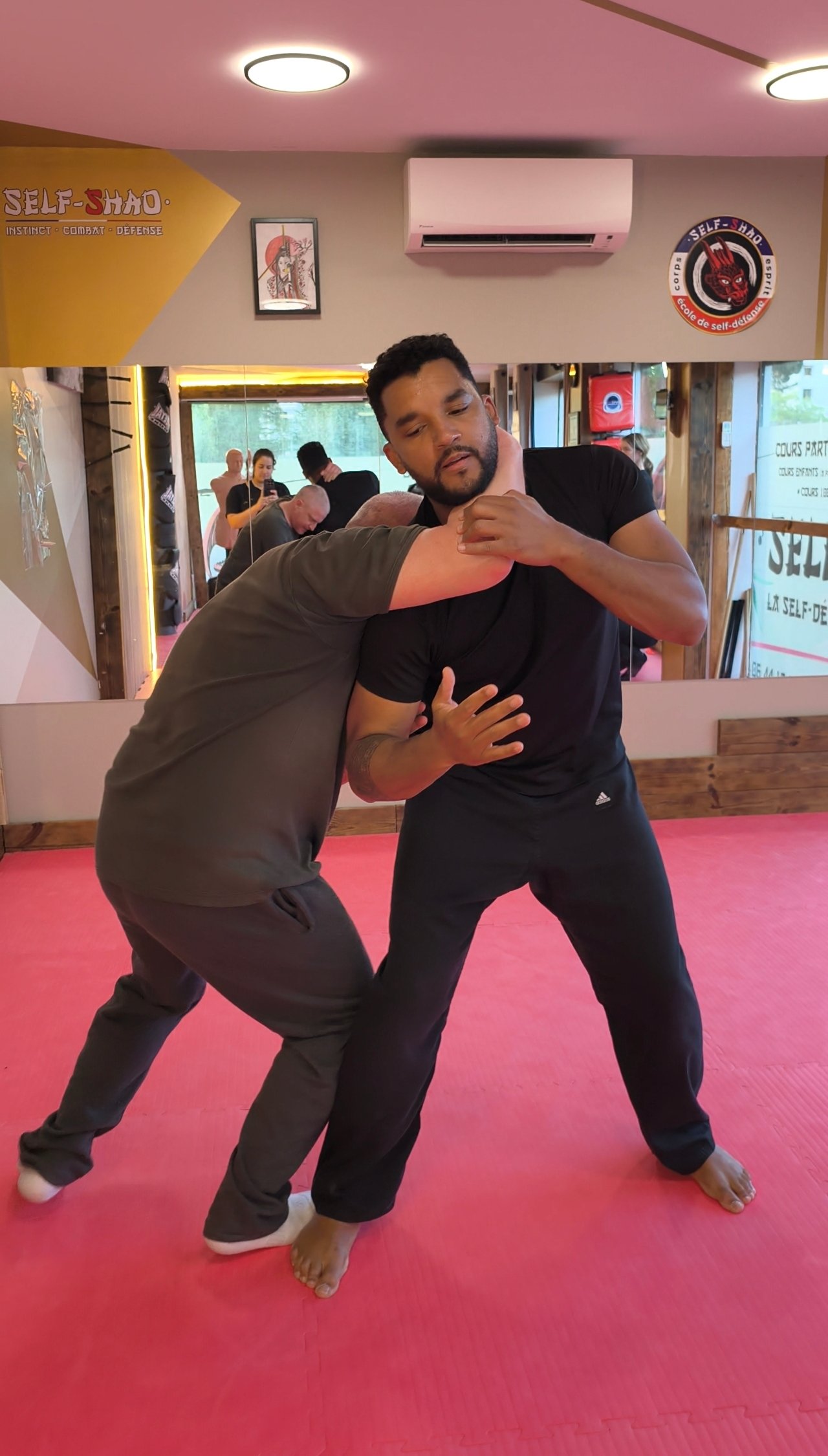 Cours self-défense Self-Shao — technique de contrôle au corps à corps